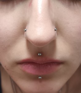 Nostril piercing in labret piercing narejeni v Puer Aeternus studio v Sežani