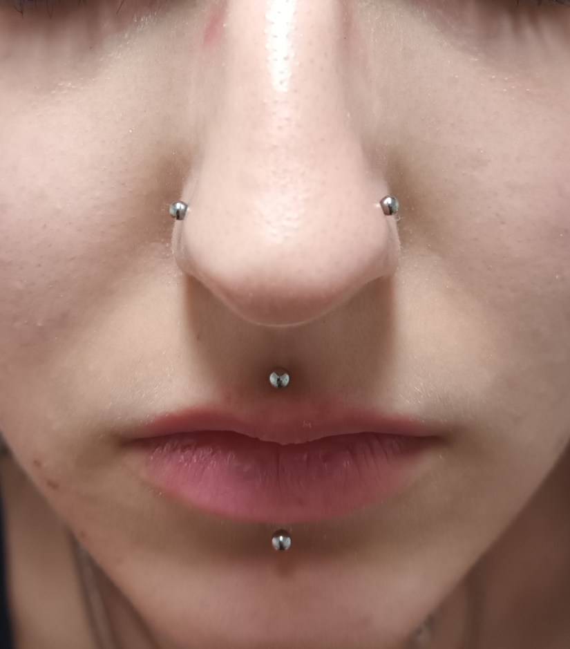 Nostril piercing in labret piercing narejeni v Puer Aeternus studio v Sežani