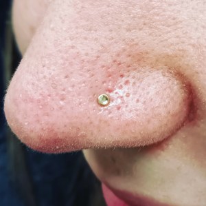 Nostril piercing vstavljen v Puer Aeternus studiu v Sežani