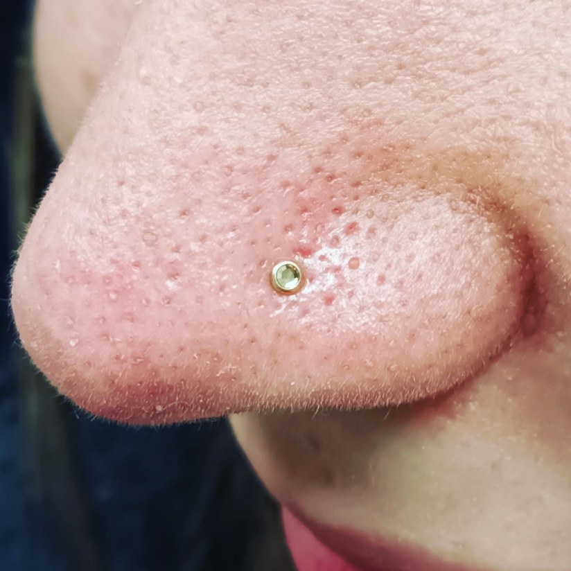 Nostril piercing vstavljen v Puer Aeternus studiu v Sežani
