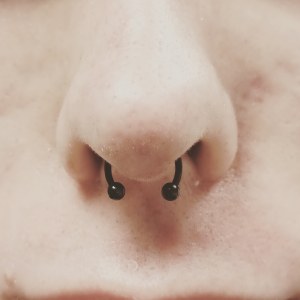 Septum piercing vstavljen v Puer Aeternus studiu v Sežani