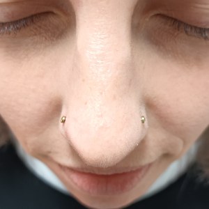 Nostril piercing vstavljen v Puer Aeternus studiu v Sežani