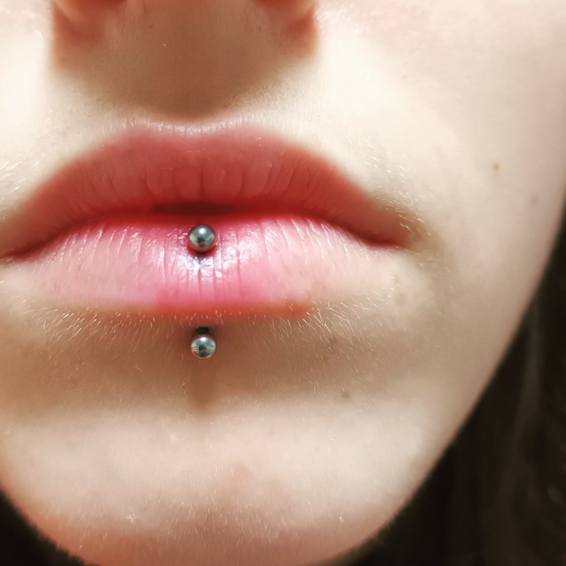 Vertical Labret piercing vstavljen v Puer Aeternus studiu v Sežani