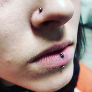 Nostril in Vertical Labret piercing vstavljen v Puer Aeternus studiu v Sežani