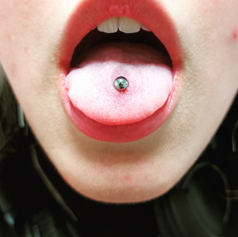 Tongue piercing vstavljen v Puer Aeternus studiu v Sežani