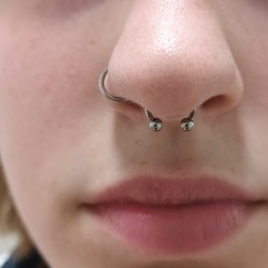 Septum in Nostril piercing vstavljen v Puer Aeternus studiu v Sežani