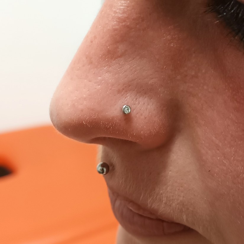 Nostril piercing in Medusa vstavljen v Puer Aeternus studiu v Sežani