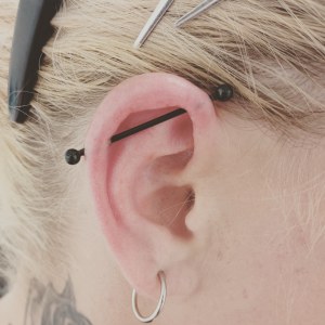 Industrial piercing vstavljen v Puer Aeternus studiu v Sežani