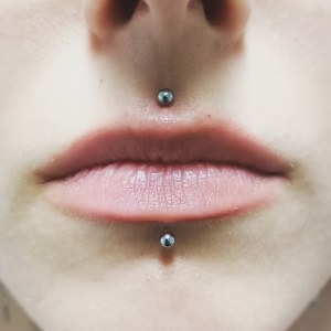 Medusa piercing in Labret vstavljen v Puer Aeternus studiu v Sežani
