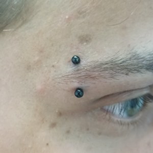 Eyebrow piercing vstavljen v Puer Aeternus studiu v Sežani