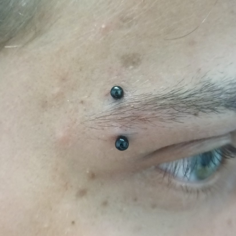 Eyebrow piercing vstavljen v Puer Aeternus studiu v Sežani