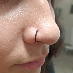 Nostril piercing vstavljen v Puer Aeternus studiu v Sežani, menjava na rinko, po zaključku celjenja