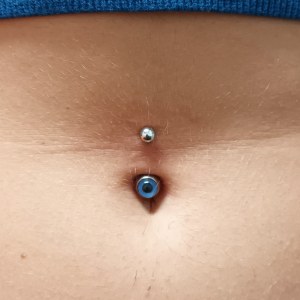 Navel piercing vstavljen v Puer Aeternus studiu v Sežani