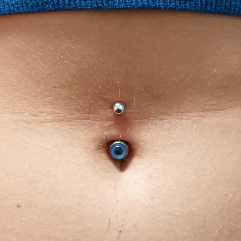 Navel piercing vstavljen v Puer Aeternus studiu v Sežani