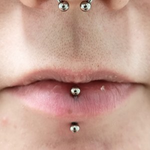 Vertical Labret piercing vstavljen v Puer Aeternus studiu v Sežani