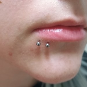 Spider bite, labret piercing vstavljen v Puer Aeternus studiu v Sežani