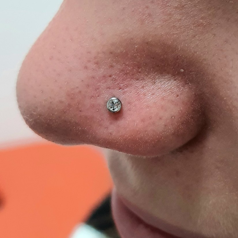 Nostril piercing vstavljen v Puer Aeternus studiu v Sežani