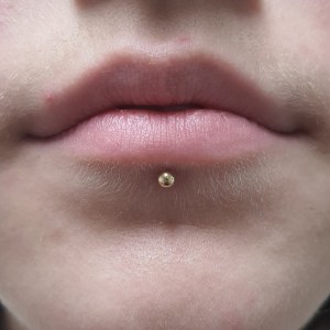 Labret piercing vstavljen v Puer Aeternus studiu v Sežani