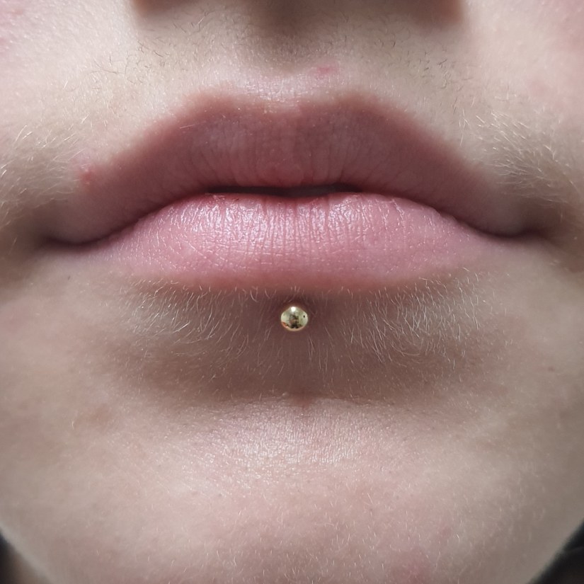Labret piercing vstavljen v Puer Aeternus studiu v Sežani