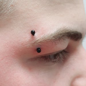 Eyebrow piercing vstavljen v Puer Aeternus studiu v Sežani