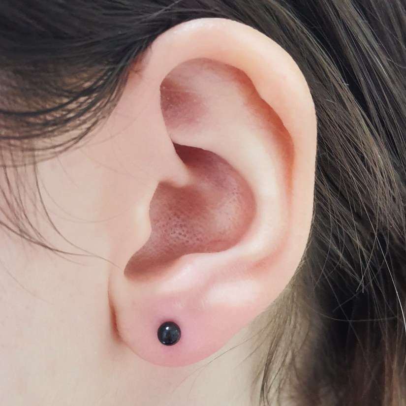 Lobe piercing vstavljen v Puer Aeternus studiu v Sežani