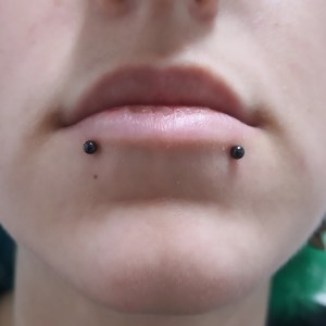 Snake bite piercing, labret piercing vstavljen v Puer Aeternus studiu v Sežani