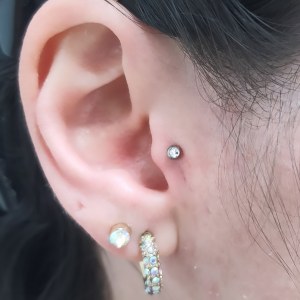 Tragus piercing vstavljen v Puer Aeternus studiu v Sežani
