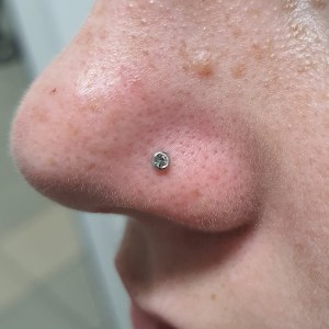 Nostril piercing vstavljen v Puer Aeternus studiu v Sežani
