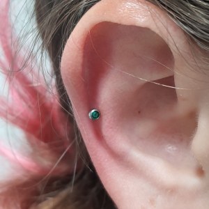 Lower Helix piercing vstavljen v Puer Aeternus studiu v Sežani