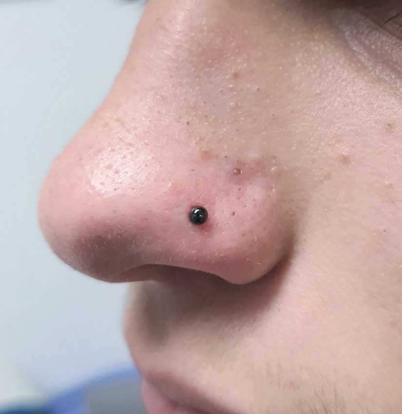 Nostril piercing vstavljen v Puer Aeternus studiu v Sežani