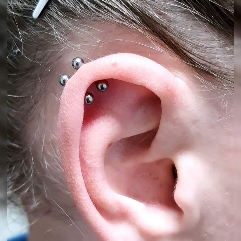 Double/dvojni helix piercing vstavljen v Puer Aeternus studiu v Sežani