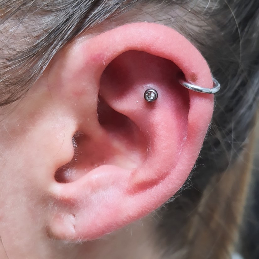 Flat helix piercing vstavljen v Puer Aeternus studiu v Sežani