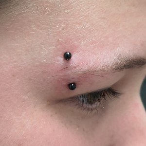 Eyebrow piercing, piercing obrvi vstavljen v Puer Aeternus studiu v Sežani