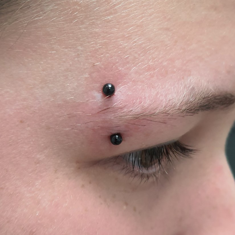 Eyebrow piercing, piercing obrvi vstavljen v Puer Aeternus studiu v Sežani