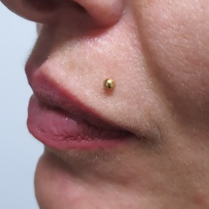 Labret piercing, piercing ustnice vstavljen v Puer Aeternus studiu v Sežani