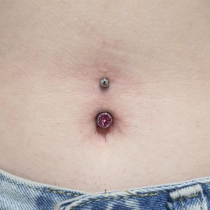 Navel piercing, piercing popka vstavljen v puer aeternus studio v sežani
