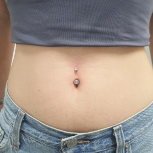 Navel Piercing, piercing popka vstavljen v Puer Aeternus studiu v Sežani