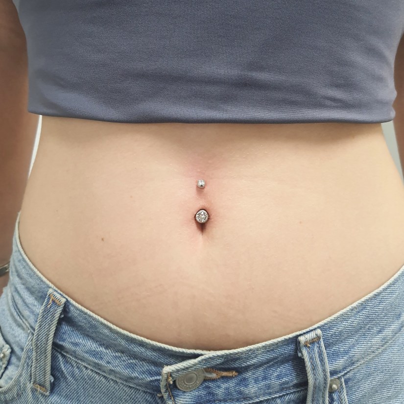 Navel Piercing, piercing popka vstavljen v Puer Aeternus studiu v Sežani