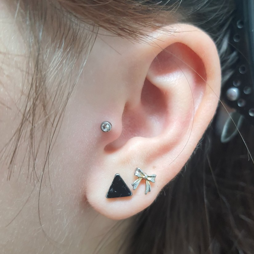 Tragus piercing, vstavljen v Puer Aeternus studiu v Sežani