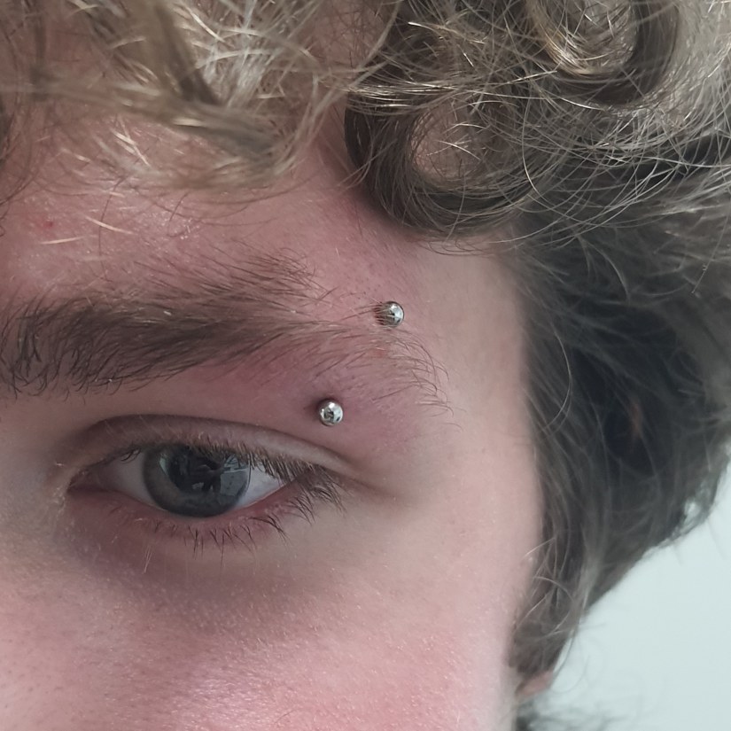 Eyebrow piercing - piercing obrvi, vstavljen v Puer Aeternus studiu v Sežani