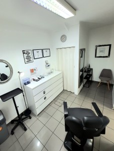 Notranjost Puer Aeternus studia, delovni prostor za piercanje