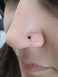 Nostril piercing s črno ploščico vstavljen v puer aeternus studiu v sežani