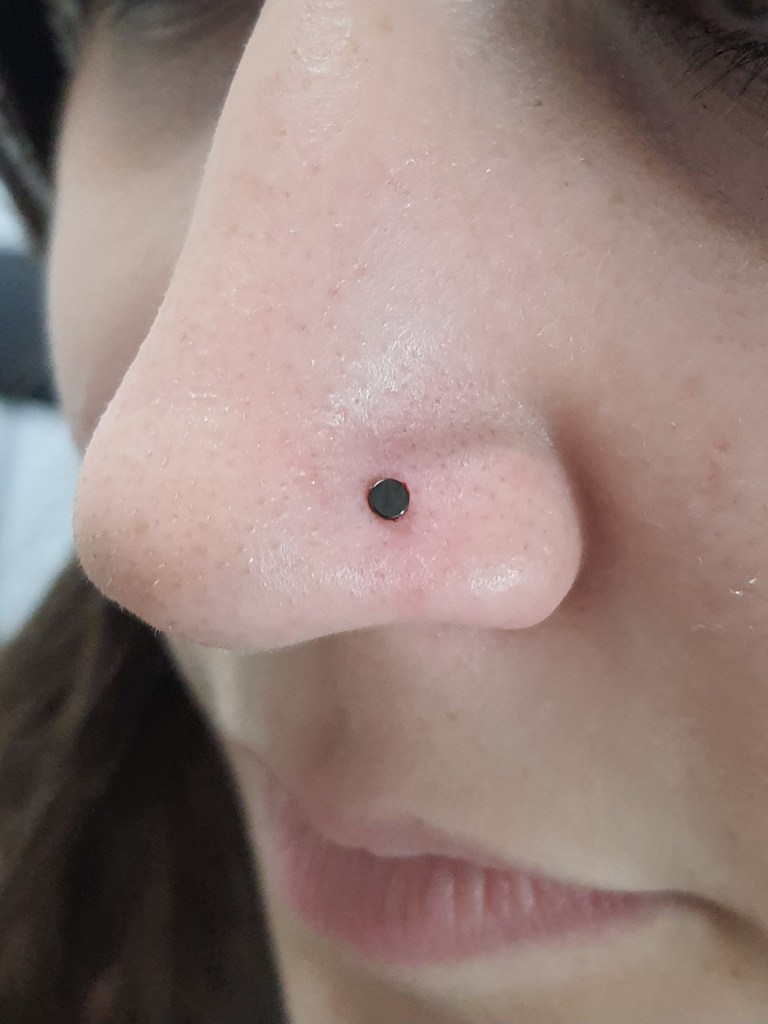 Nostril piercing s črno ploščico vstavljen v puer aeternus studiu v sežani