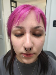 Bridge piercing s črno ploščico vstavljen v Puer Aeternus studiu v Sežani