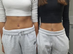 Navel piercing, piercing popka vstavljen v Puer Aeternus studiu v Sežani