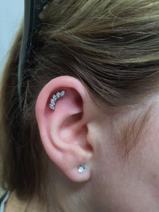 Nadgradnja Helix Piercinga s kristalčki vstavljen v Puer Aeternus studiu v Sežani