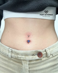 Navel piercing vstavljen v Puer Aeternus studiu v Sežani