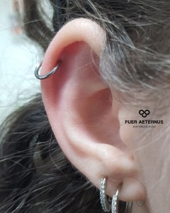 Helix piercing zamenjan na rinko, po zaključenem celjenju, vstavljen v Puer Aeternus studiu v Sežani