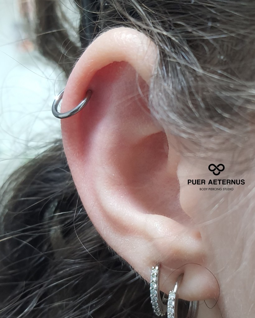 Helix piercing zamenjan na rinko, po zaključenem celjenju, vstavljen v Puer Aeternus studiu v Sežani