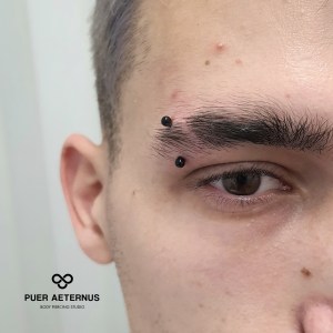 Eyebrow piercing vstavljen v Puer Aeternus studiu v Sežani